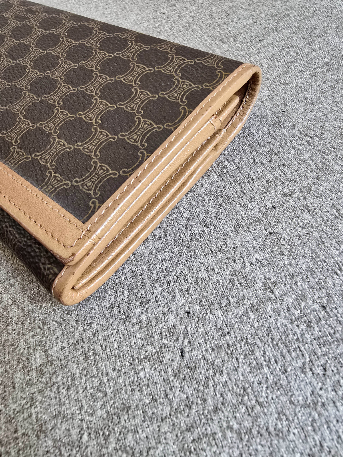 Portefeuille Long Céline Macadam en Toile Enduite et Cuir Beige – Triomphe Doré