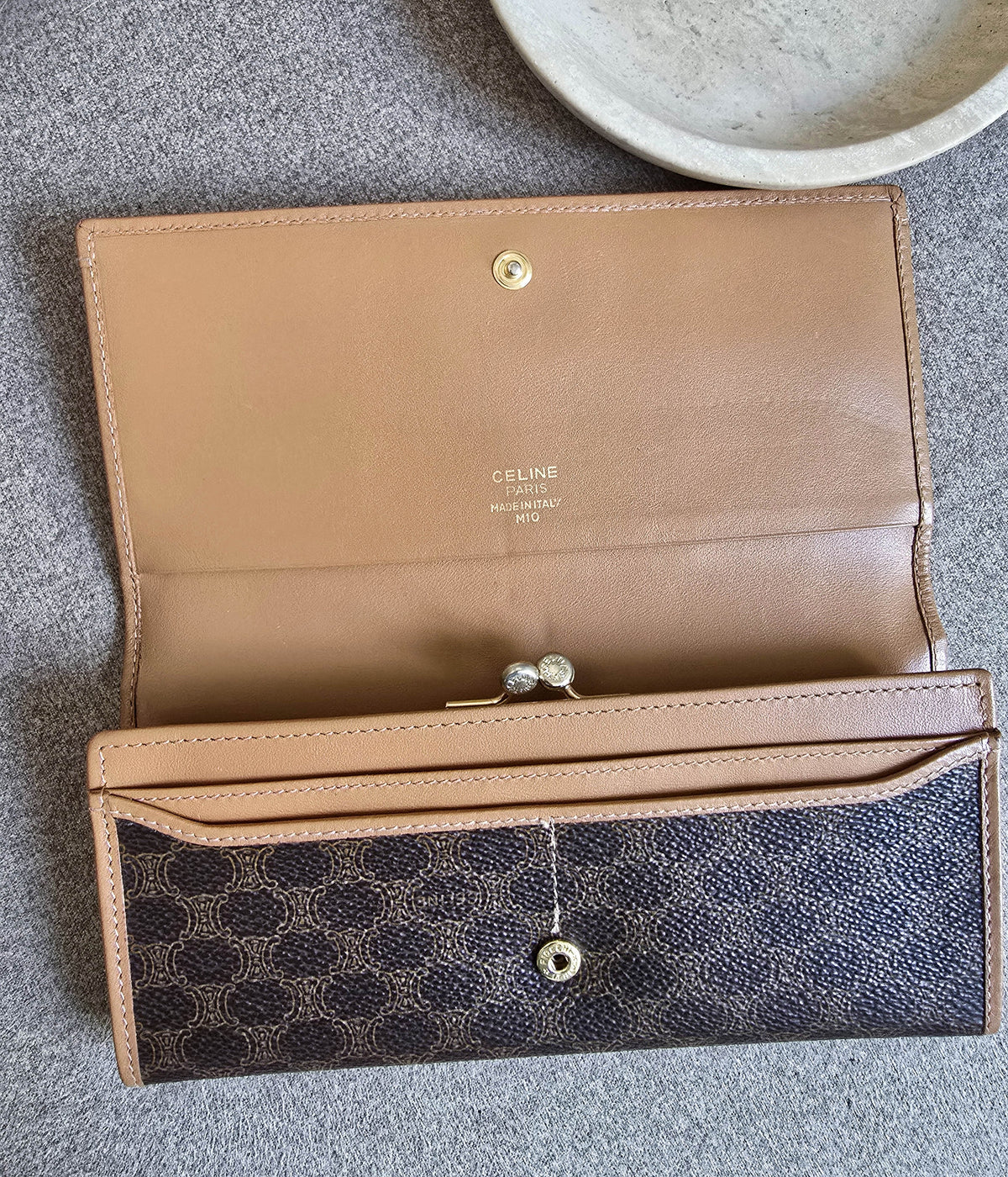 Portefeuille Long Céline Macadam en Toile Enduite et Cuir Beige – Triomphe Doré