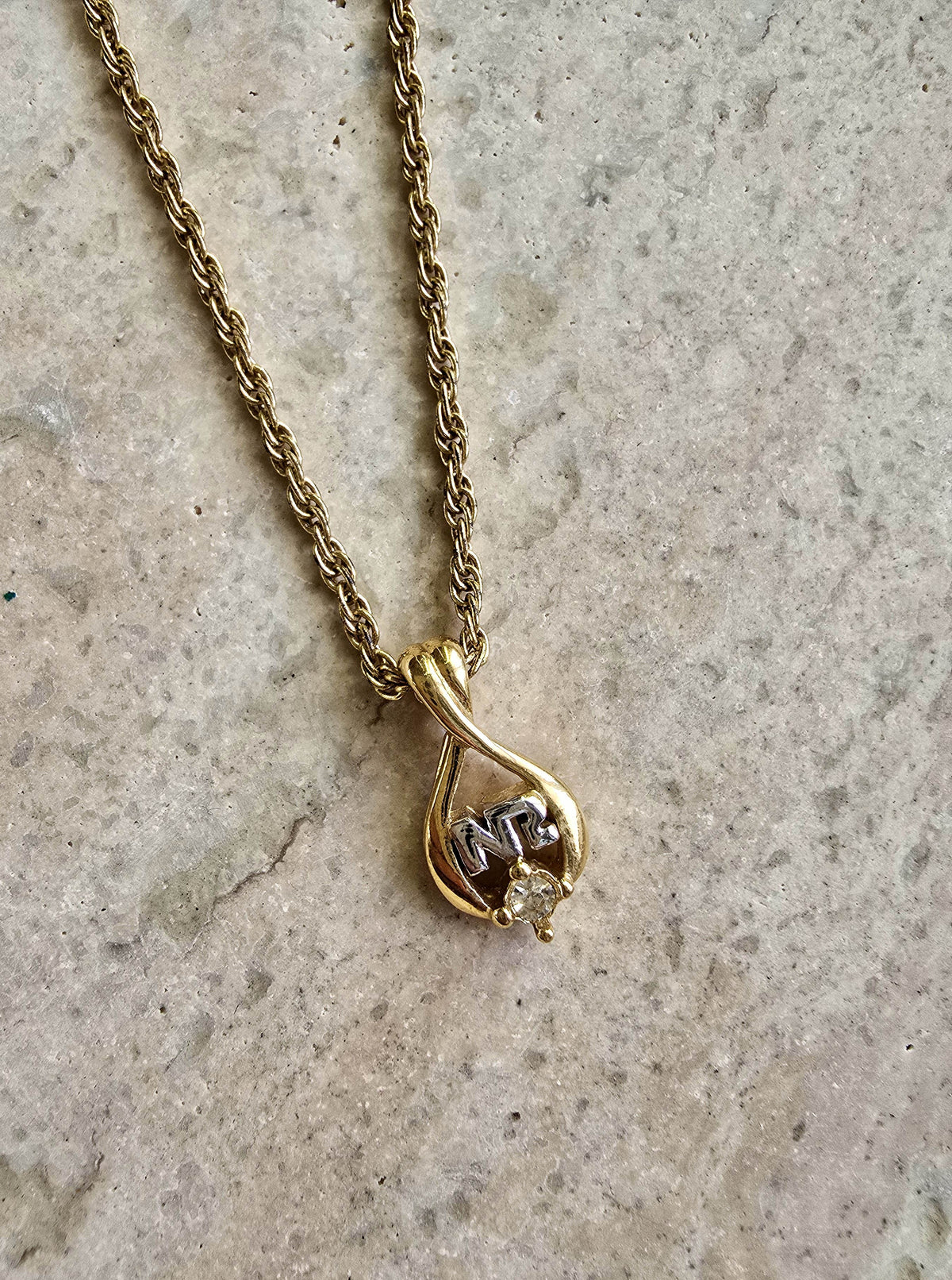 Collier Nina Ricci vintage plaqué or – Pendentif goutte avec strass et logo NR argenté