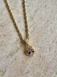 Collier Nina Ricci vintage plaqué or – Pendentif goutte avec strass et logo NR argenté