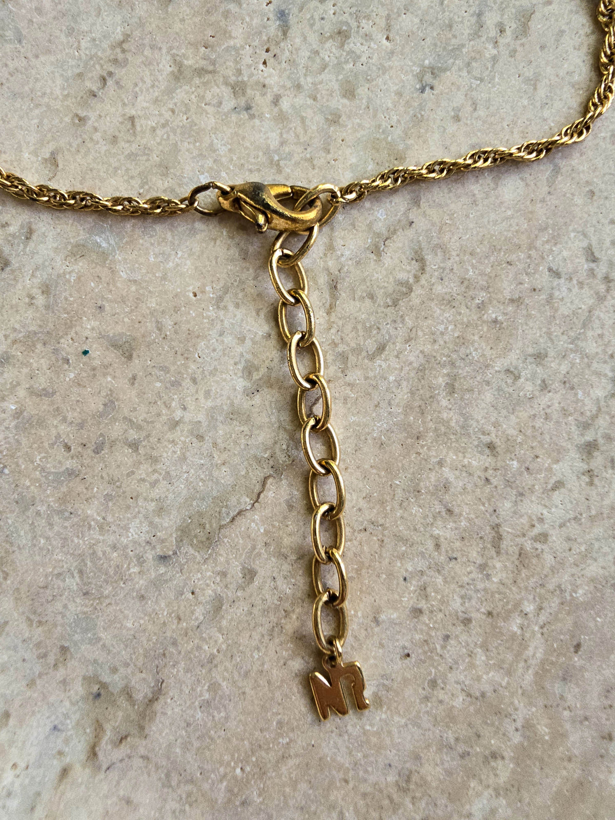 Collier Nina Ricci vintage plaqué or – Pendentif goutte avec strass et logo NR argenté