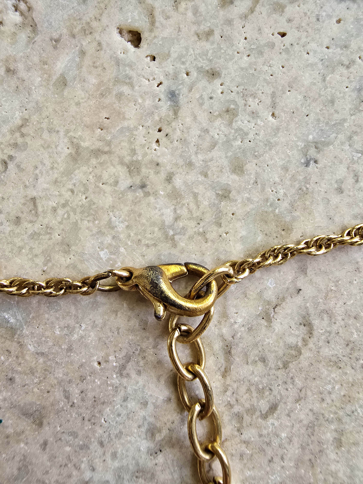 Collier Nina Ricci vintage plaqué or – Pendentif goutte avec strass et logo NR argenté