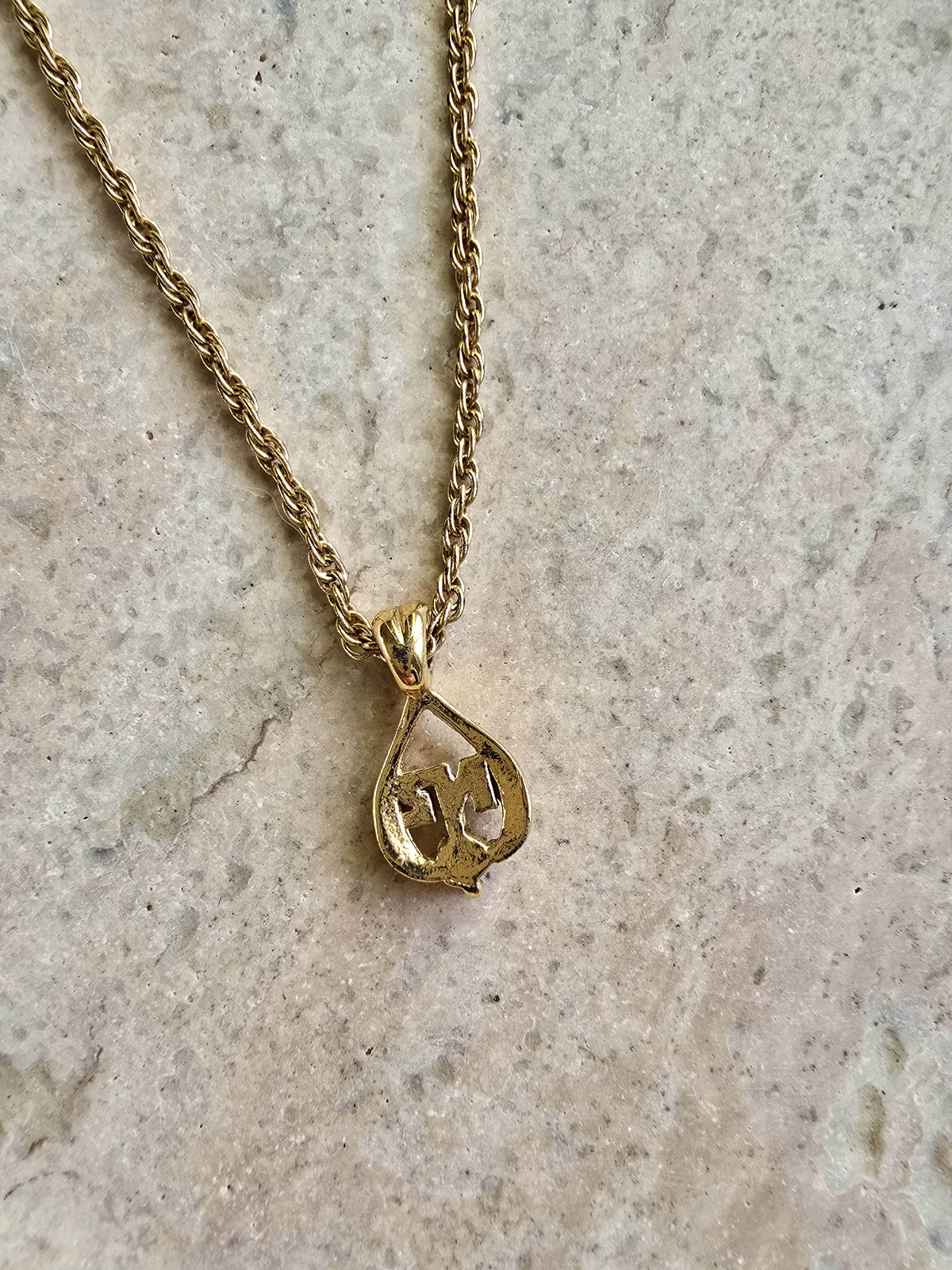 Collier Nina Ricci vintage plaqué or – Pendentif goutte avec strass et logo NR argenté