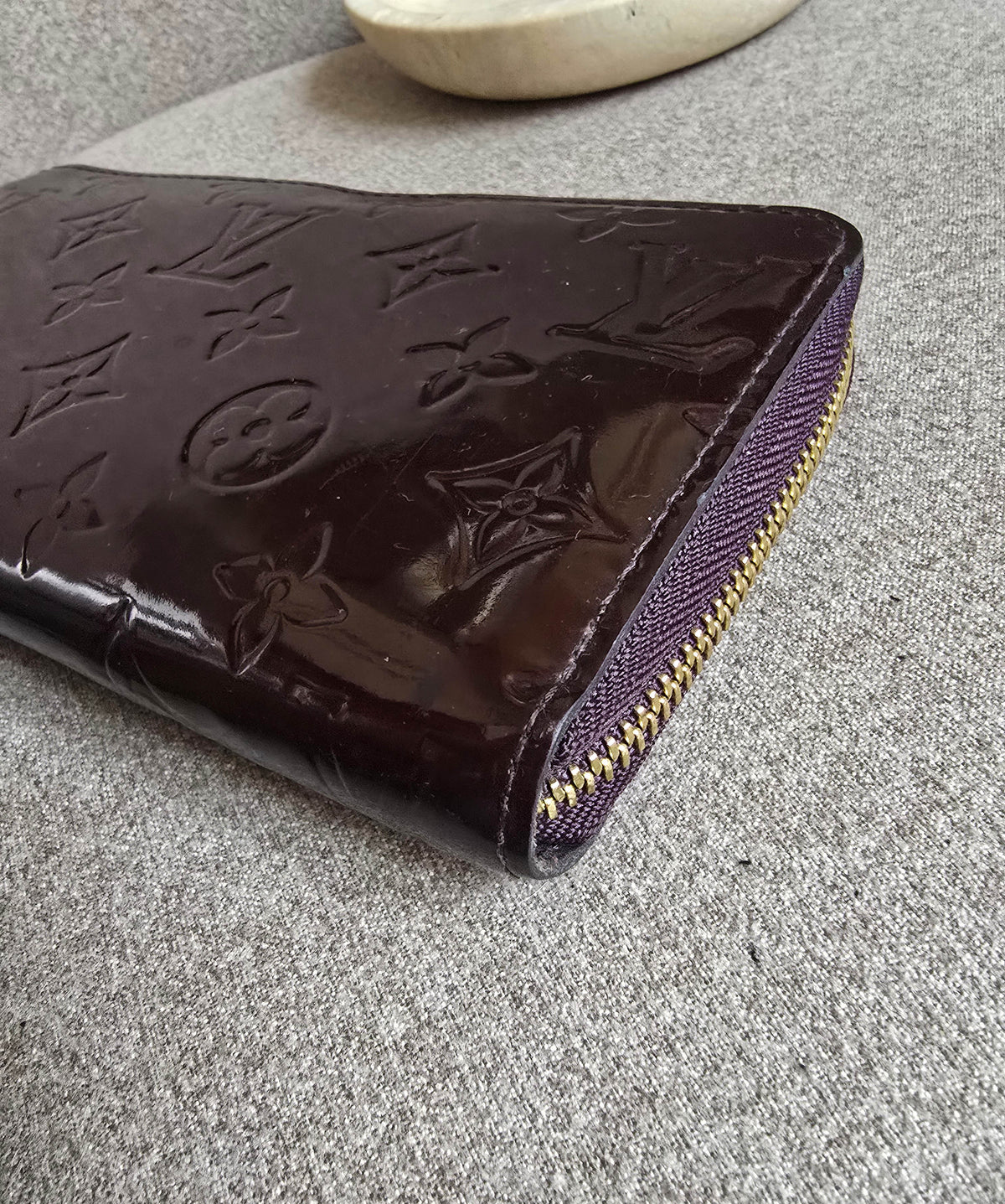 Portefeuille Zippy Louis Vuitton Cuir Vernis Bordeaux – Monogramme Embossé