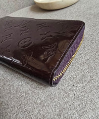 Portefeuille Zippy Louis Vuitton Cuir Vernis Bordeaux – Monogramme Embossé