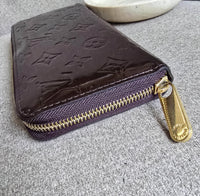 Portefeuille Zippy Louis Vuitton Cuir Vernis Bordeaux – Monogramme Embossé