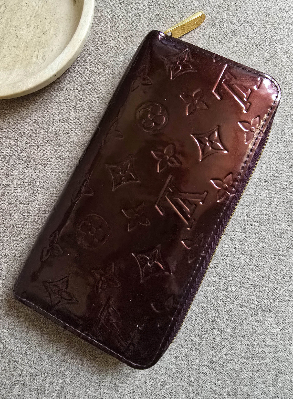 Portefeuille Zippy Louis Vuitton Cuir Vernis Bordeaux – Monogramme Embossé