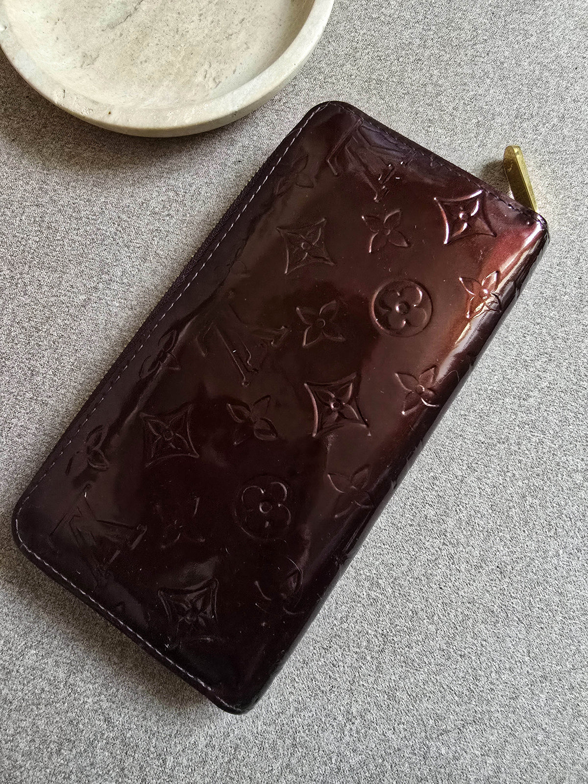 Portefeuille Zippy Louis Vuitton Cuir Vernis Bordeaux – Monogramme Embossé