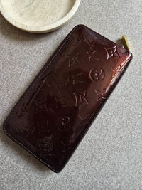 Portefeuille Zippy Louis Vuitton Cuir Vernis Bordeaux – Monogramme Embossé