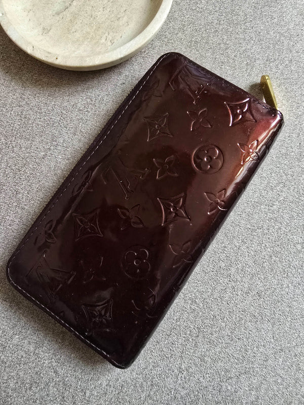 Portefeuille Zippy Louis Vuitton Cuir Vernis Bordeaux – Monogramme Embossé