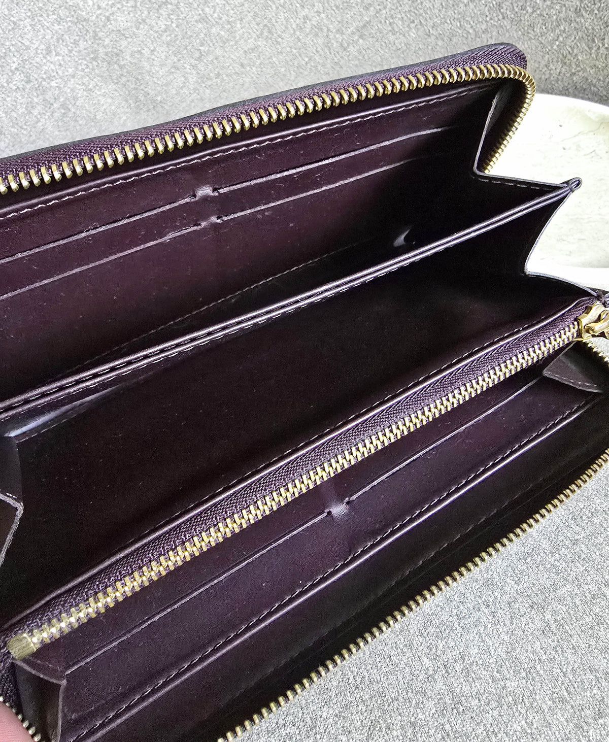 Portefeuille Zippy Louis Vuitton Cuir Vernis Bordeaux – Monogramme Embossé