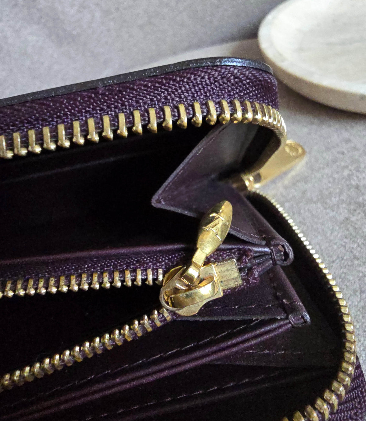 Portefeuille Zippy Louis Vuitton Cuir Vernis Bordeaux – Monogramme Embossé