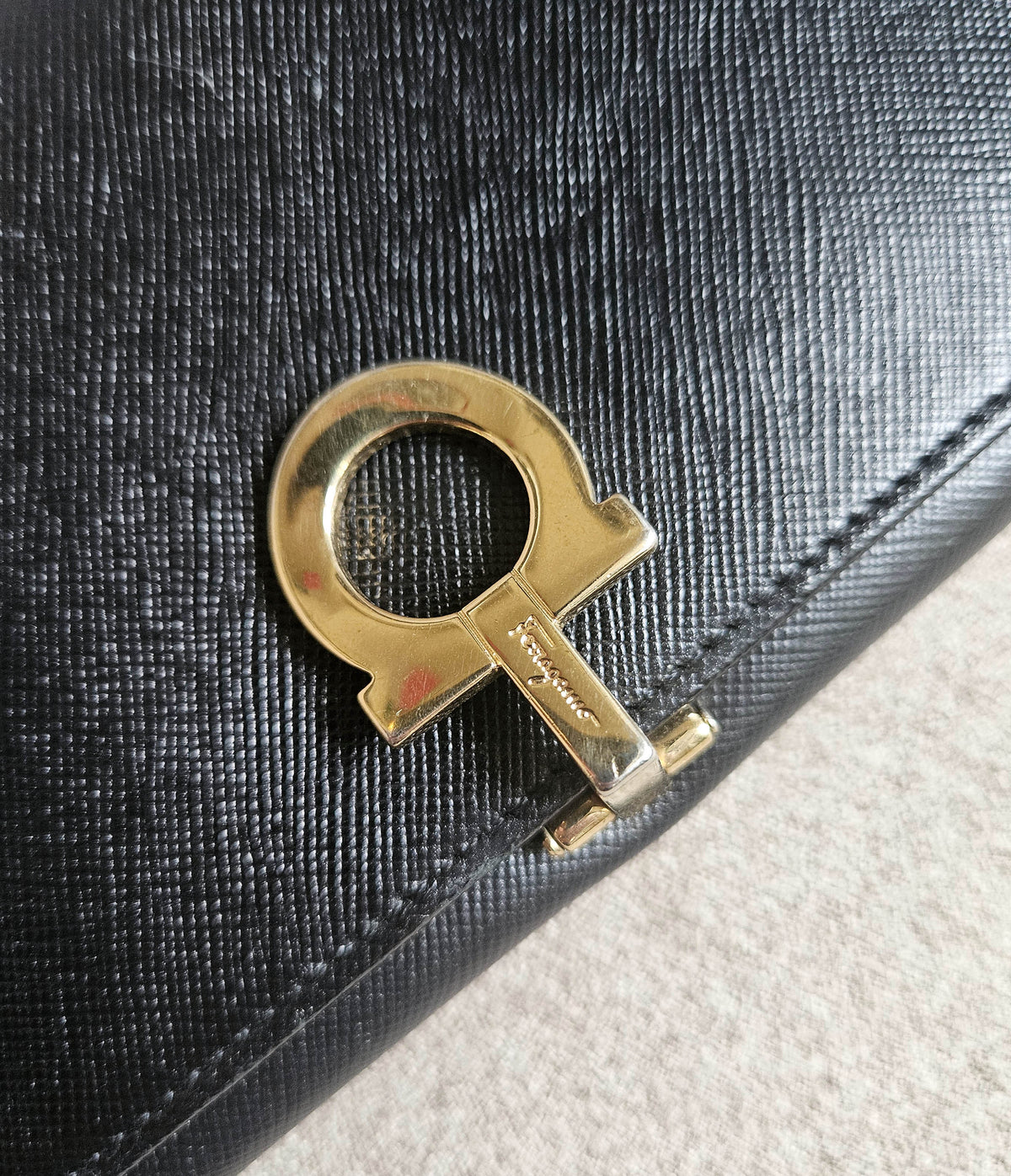 Portefeuille Long Salvatore Ferragamo Cuir Grainé Noir – Fermoir Gancini Doré