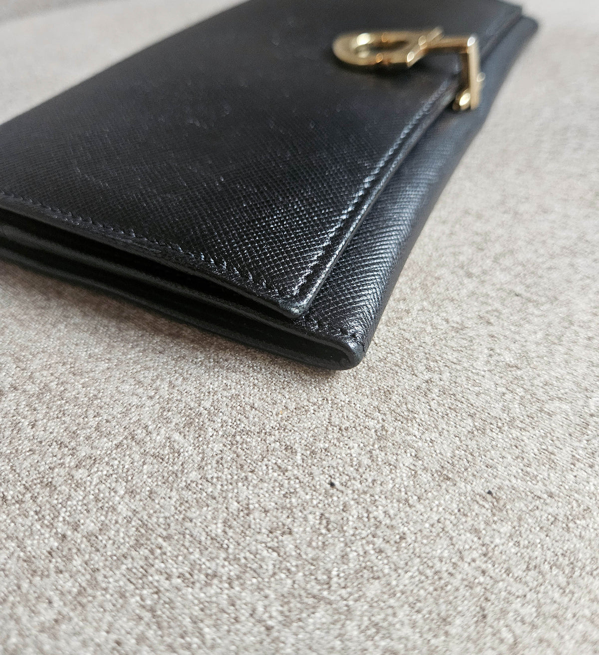 Portefeuille Long Salvatore Ferragamo Cuir Grainé Noir – Fermoir Gancini Doré