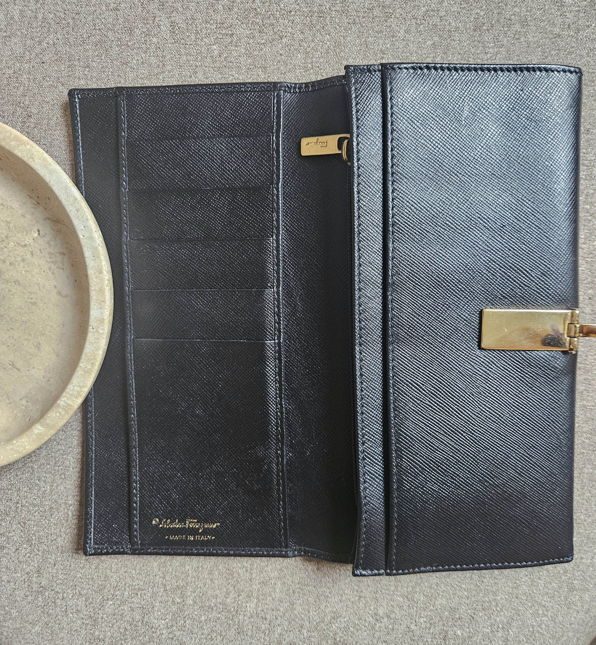 Portefeuille Long Salvatore Ferragamo Cuir Grainé Noir – Fermoir Gancini Doré