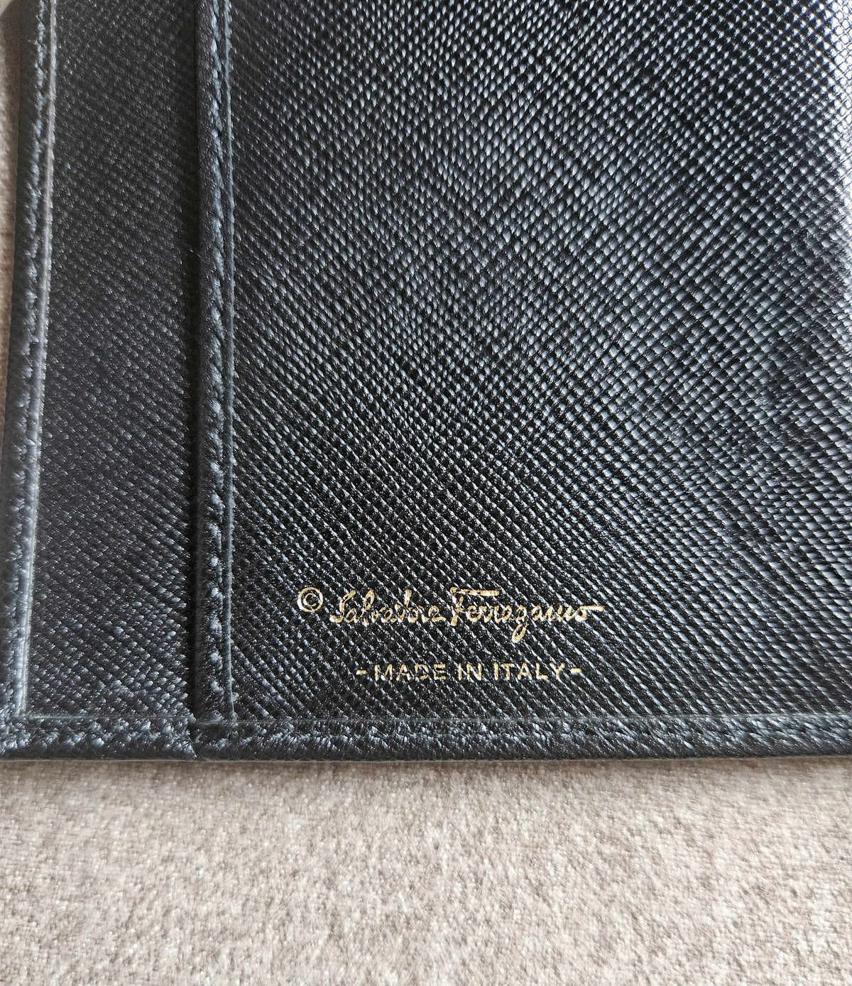 Portefeuille Long Salvatore Ferragamo Cuir Grainé Noir – Fermoir Gancini Doré
