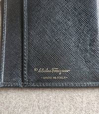 Portefeuille Long Salvatore Ferragamo Cuir Grainé Noir – Fermoir Gancini Doré
