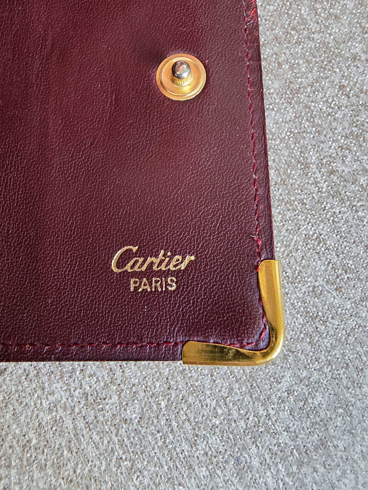 Porté clé multi clé Cartier en cuir lisse bordeaux et bijouterie dorée