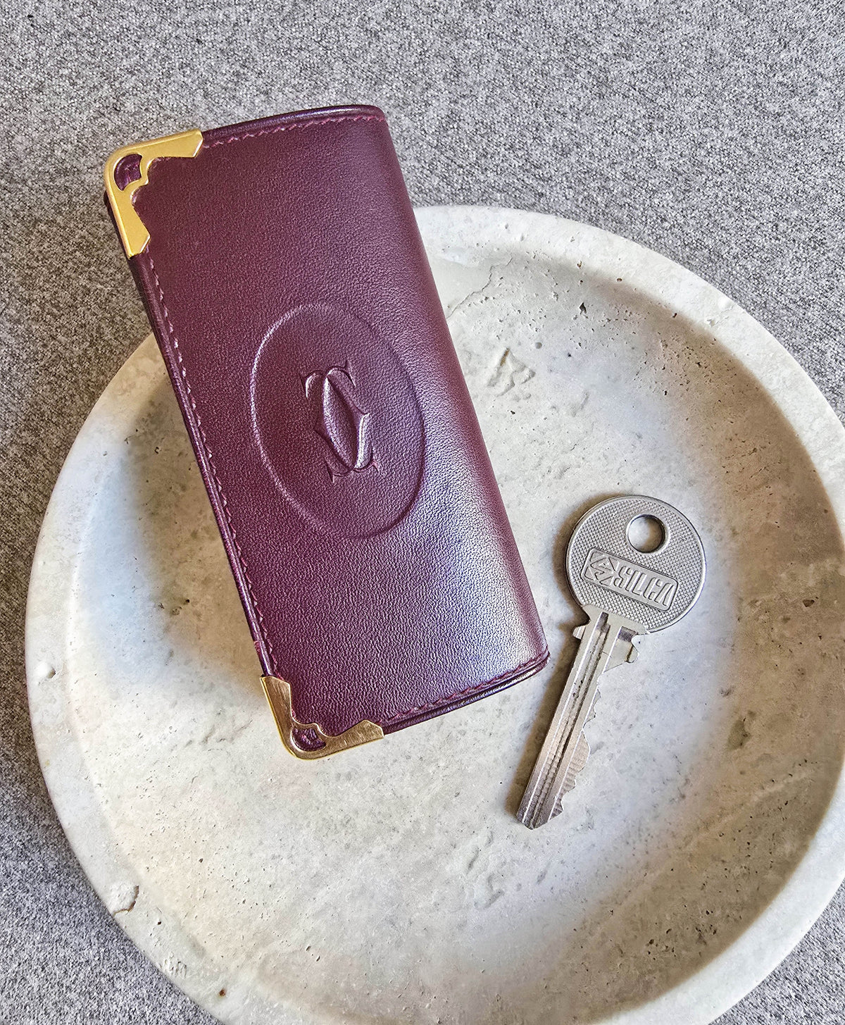 Porté clé multi clé Cartier en cuir lisse bordeaux et bijouterie dorée