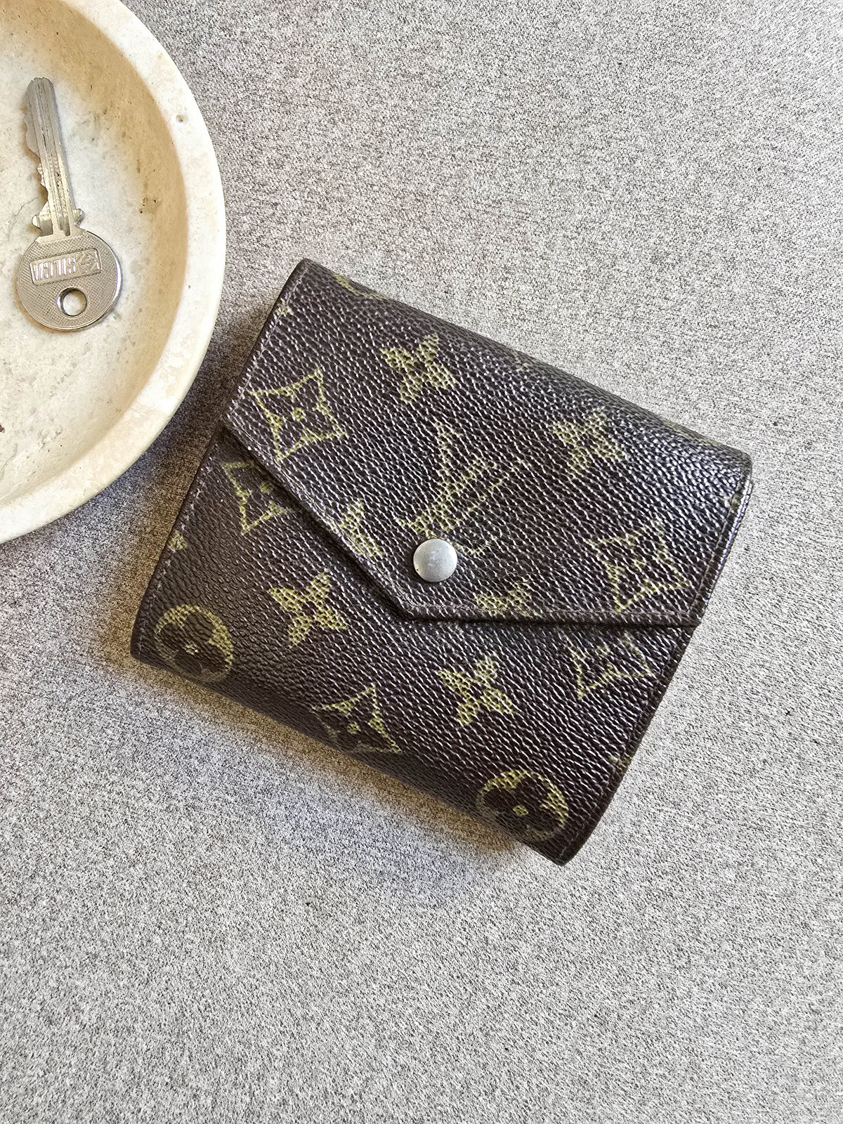 Double Portefeuille Louis Vuitton Monogrammé en Toile Enduite
