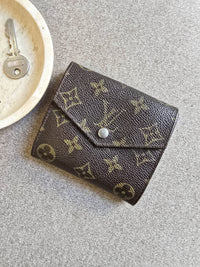 Double Portefeuille Louis Vuitton Monogrammé en Toile Enduite