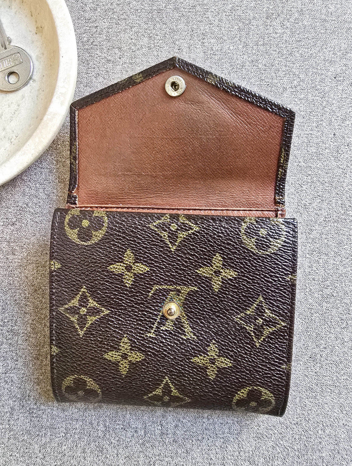 Double Portefeuille Louis Vuitton Monogrammé en Toile Enduite