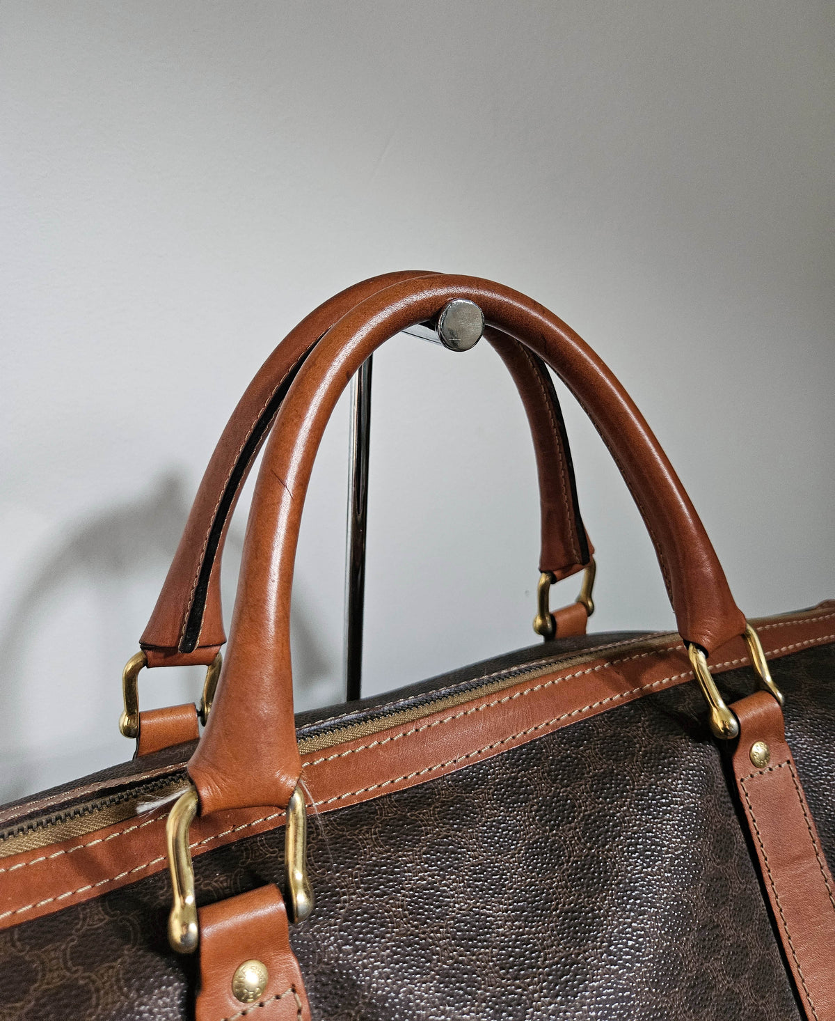 Sac de voyage Céline Boston Macadam vintage en toile enduite et cuir caramel