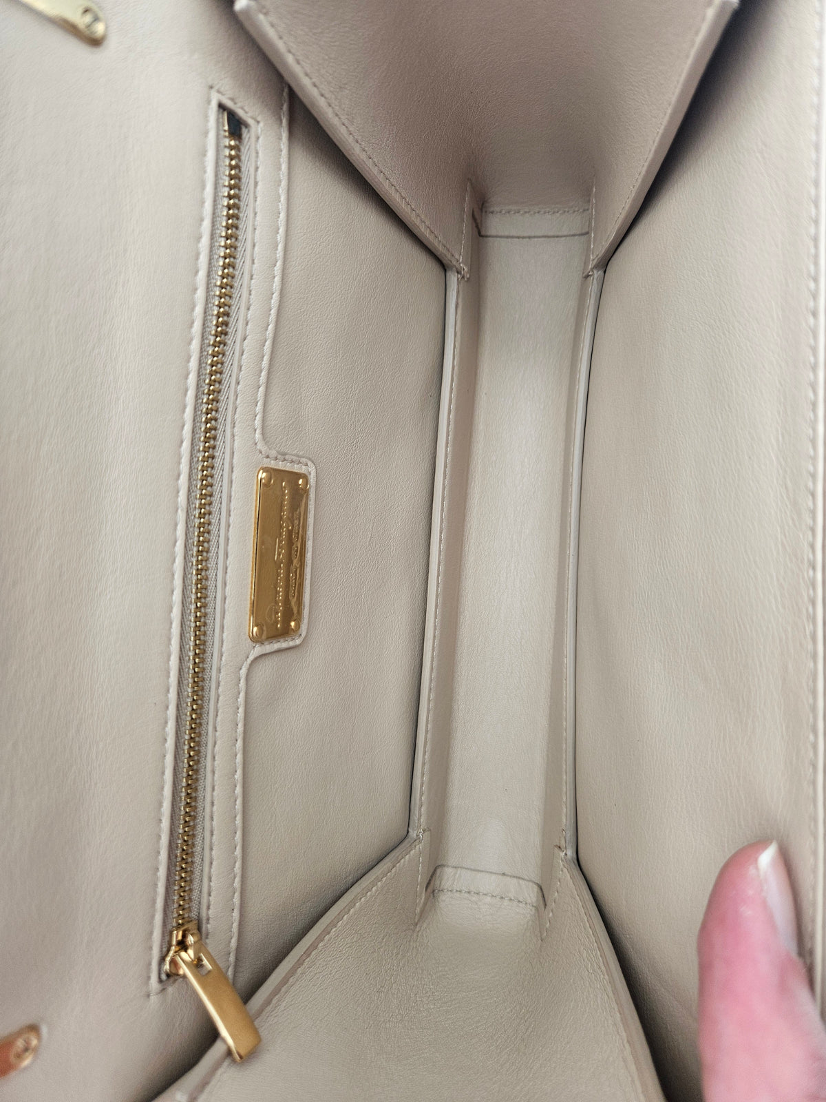 Sac Salvatore Ferragamo Ginny en Cuir Grainé Beige
