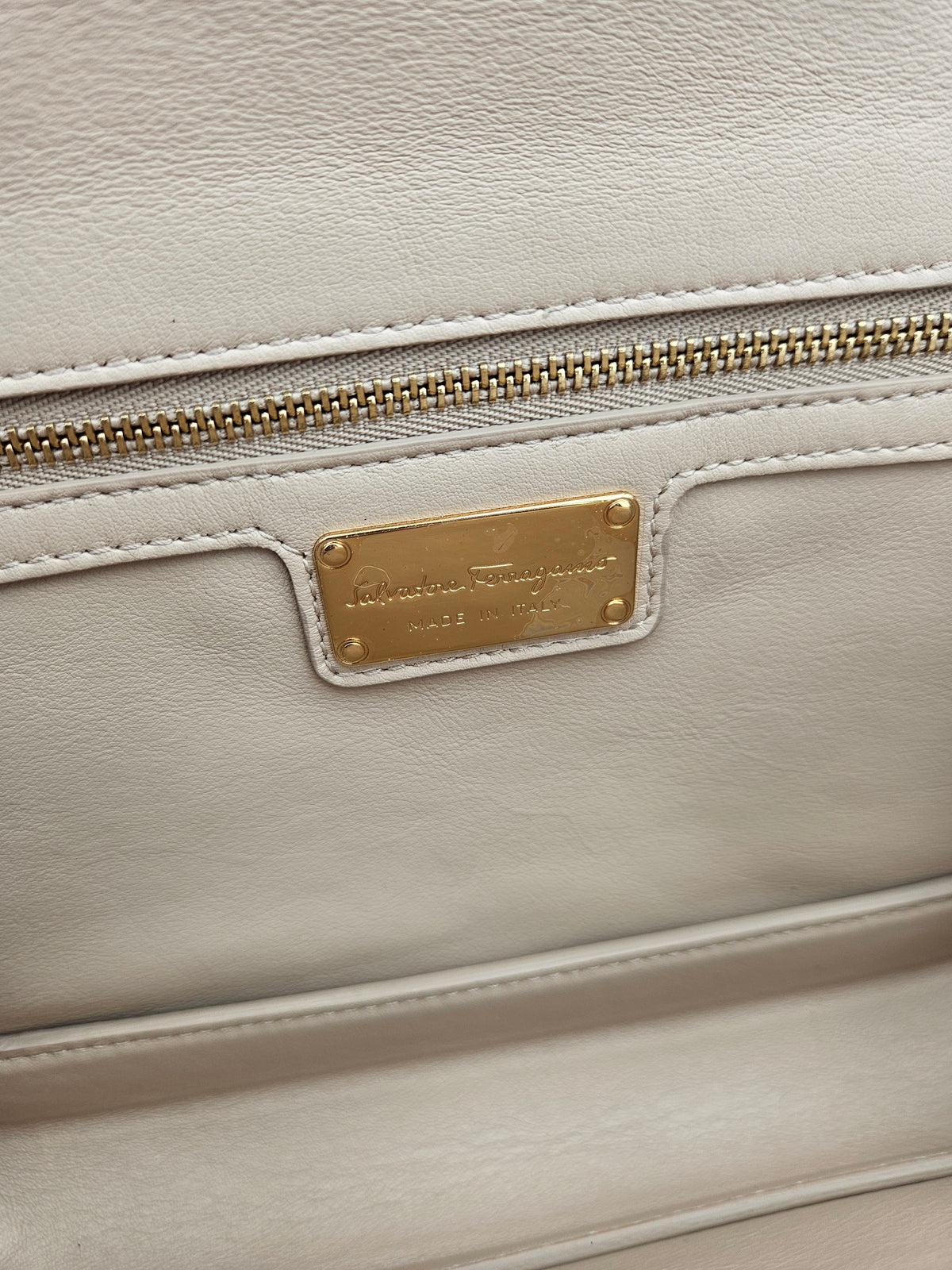 Sac Salvatore Ferragamo Ginny en Cuir Grainé Beige