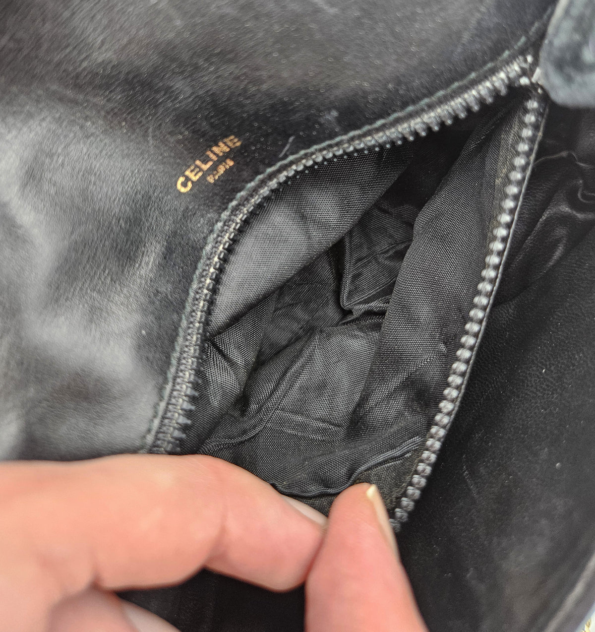 Sac Céline Vintage Daim Noir – Chaîne Triomphe & Fermoir Strass