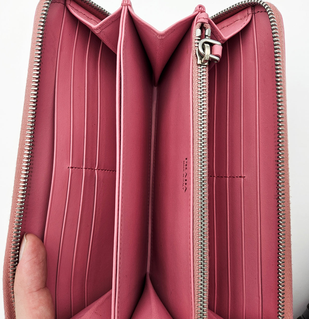 Portefeuille Prada Diagram Long en Cuir Rose Embossé