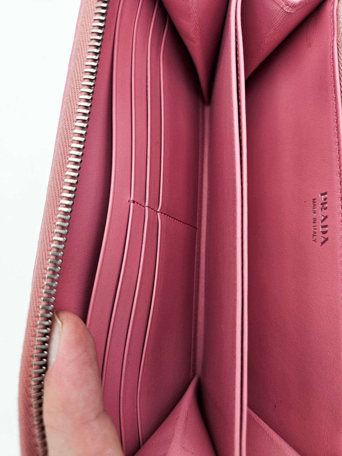 Portefeuille Prada Diagram Long en Cuir Rose Embossé