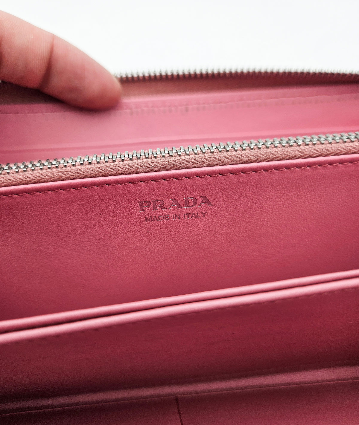 Portefeuille Prada Diagram Long en Cuir Rose Embossé