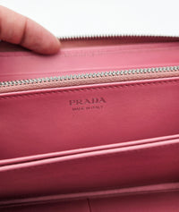 Portefeuille Prada Diagram Long en Cuir Rose Embossé