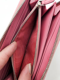 Portefeuille Prada Diagram Long en Cuir Rose Embossé