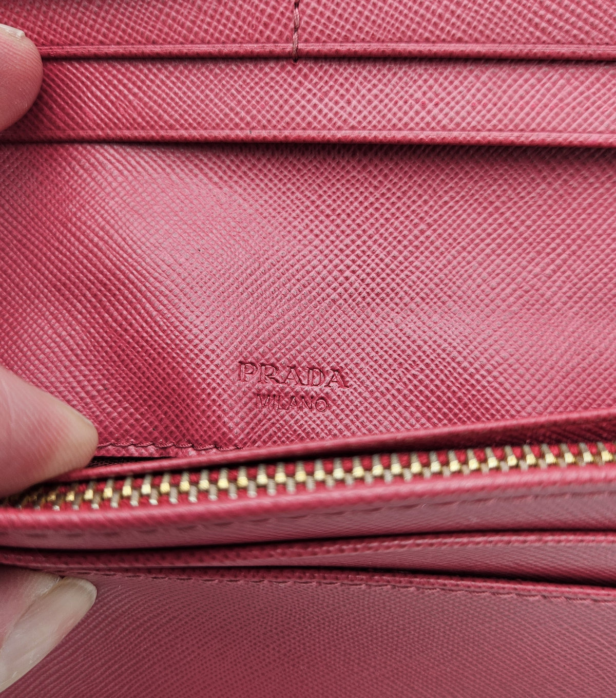 Portefeuille Prada Rouge en Cuir Saffiano avec Noeud et Logo Doré