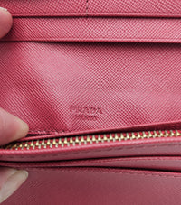 Portefeuille Prada Rouge en Cuir Saffiano avec Noeud et Logo Doré