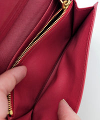 Portefeuille Prada Rouge en Cuir Saffiano avec Noeud et Logo Doré