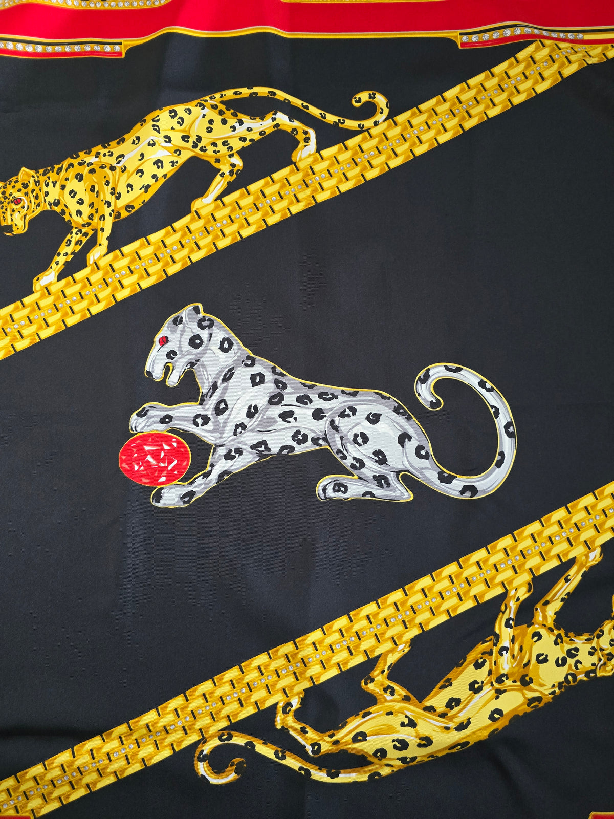 Foulard Cartier Vintage en Soie – Motif Panthères