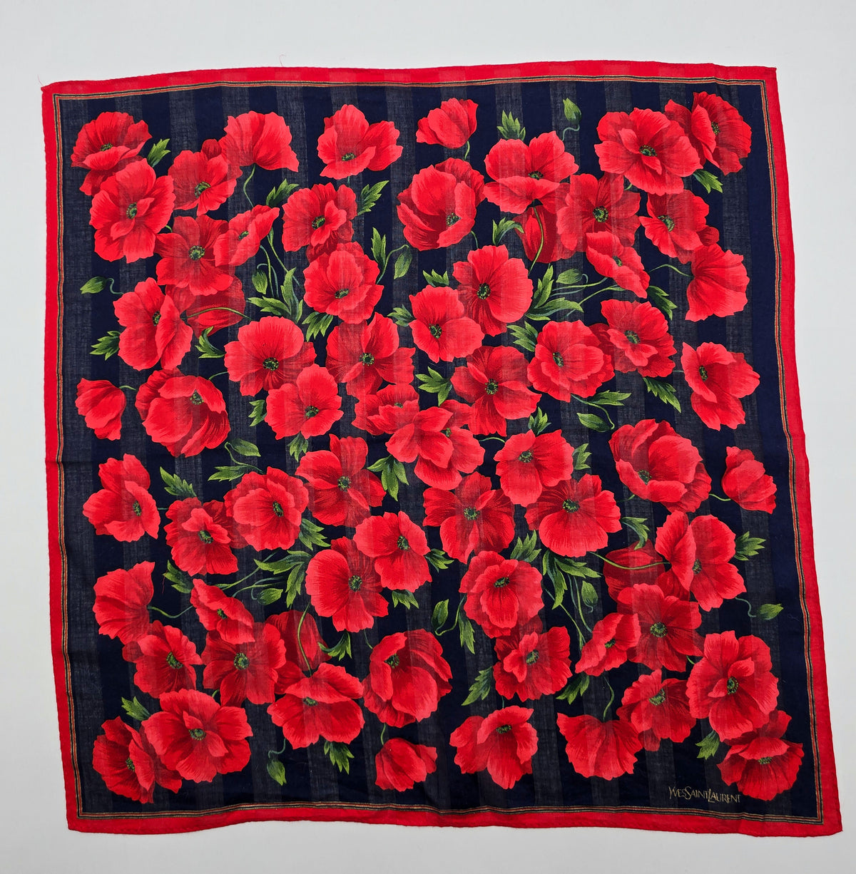 Foulard Vintage Yves Saint Laurent Bleu Marine À Motif Coquelicots Rouges