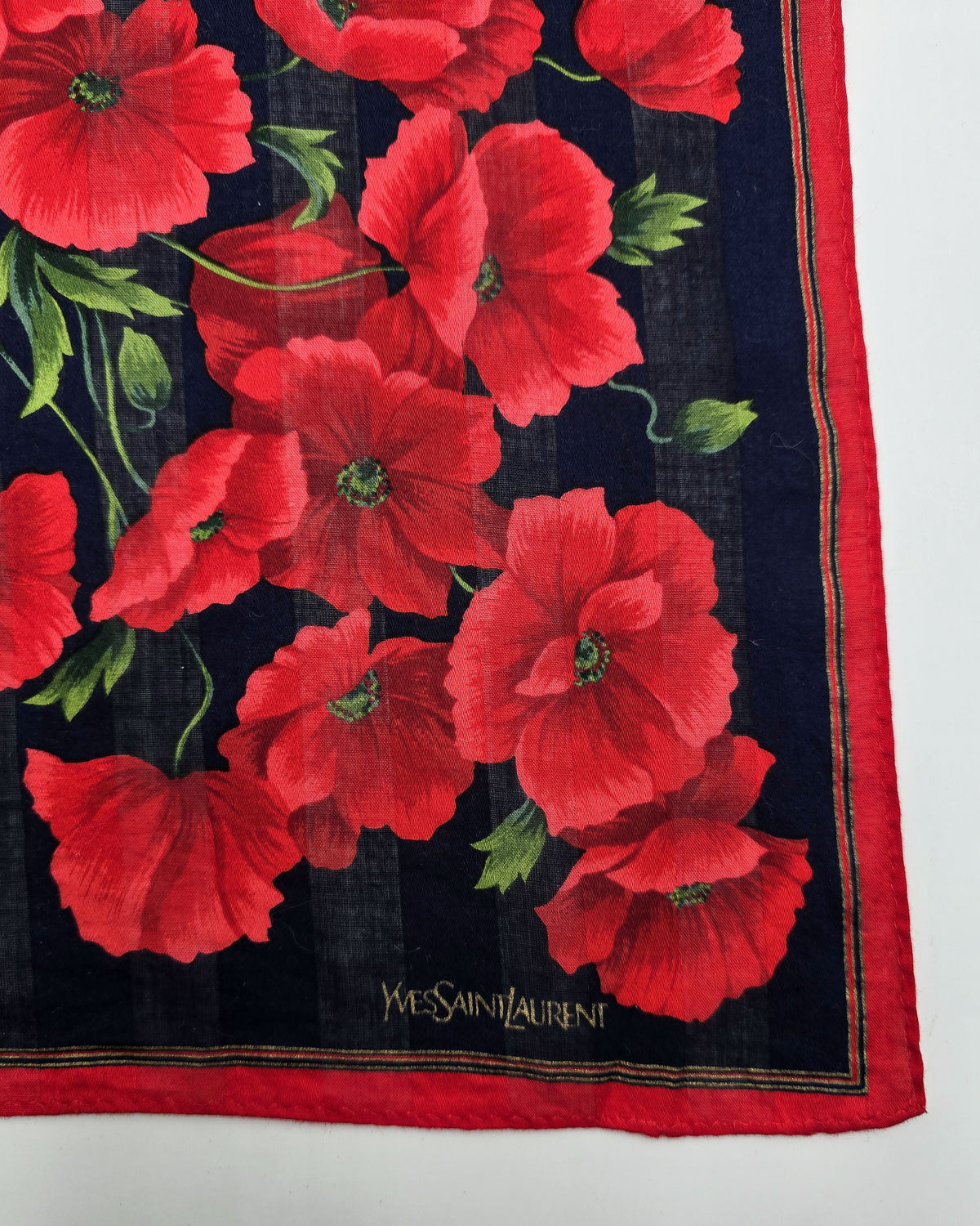 Foulard Vintage Yves Saint Laurent Bleu Marine À Motif Coquelicots Rouges