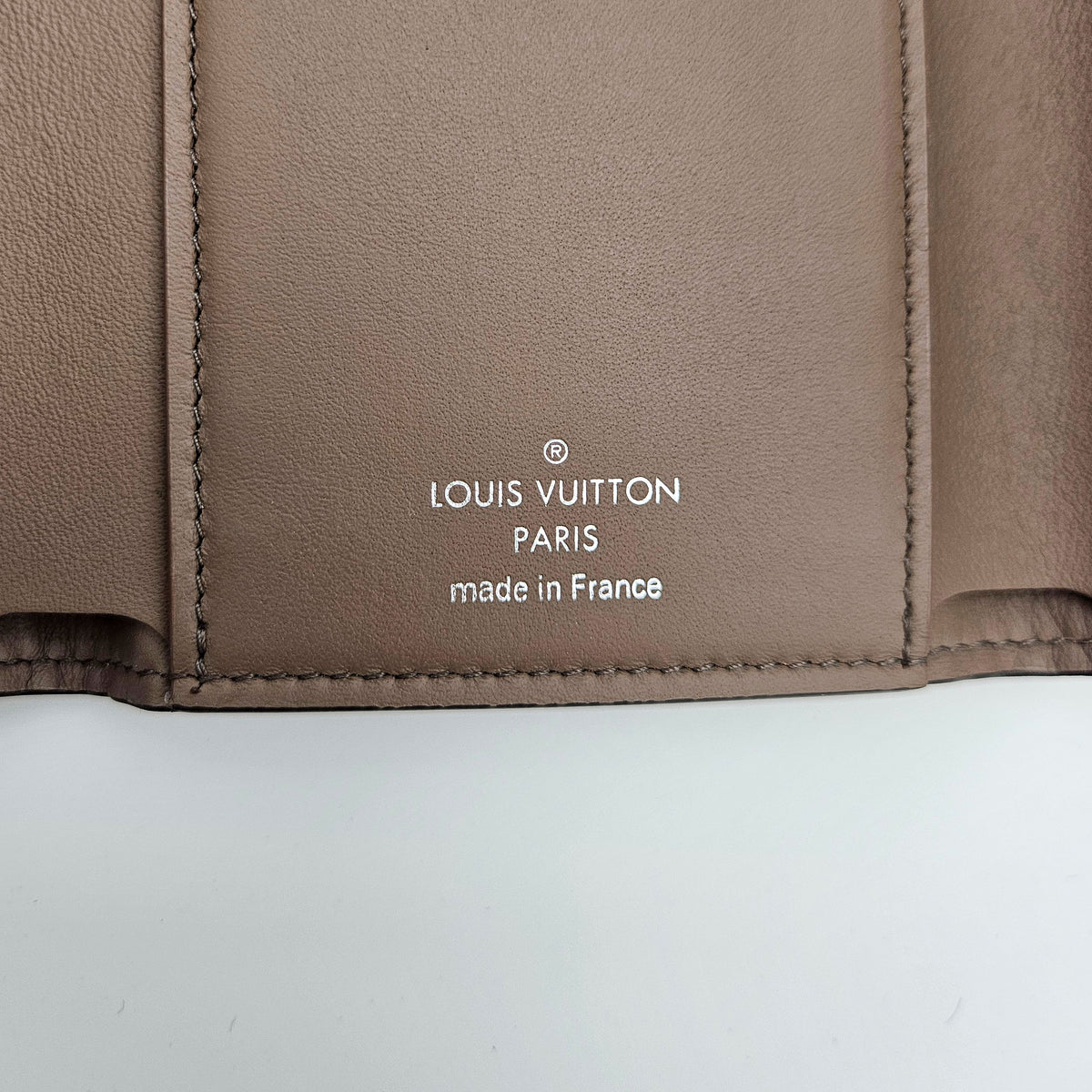 Portefeuille Louis Vuitton Capucines Compact Trifold