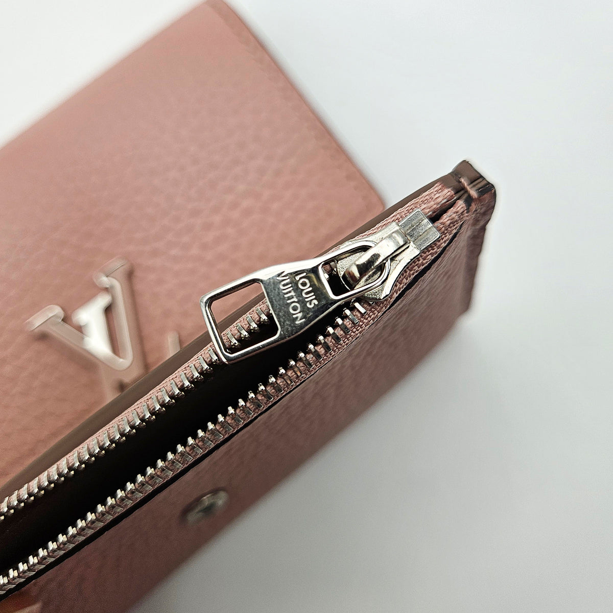 Portefeuille Louis Vuitton Capucines Compact Trifold