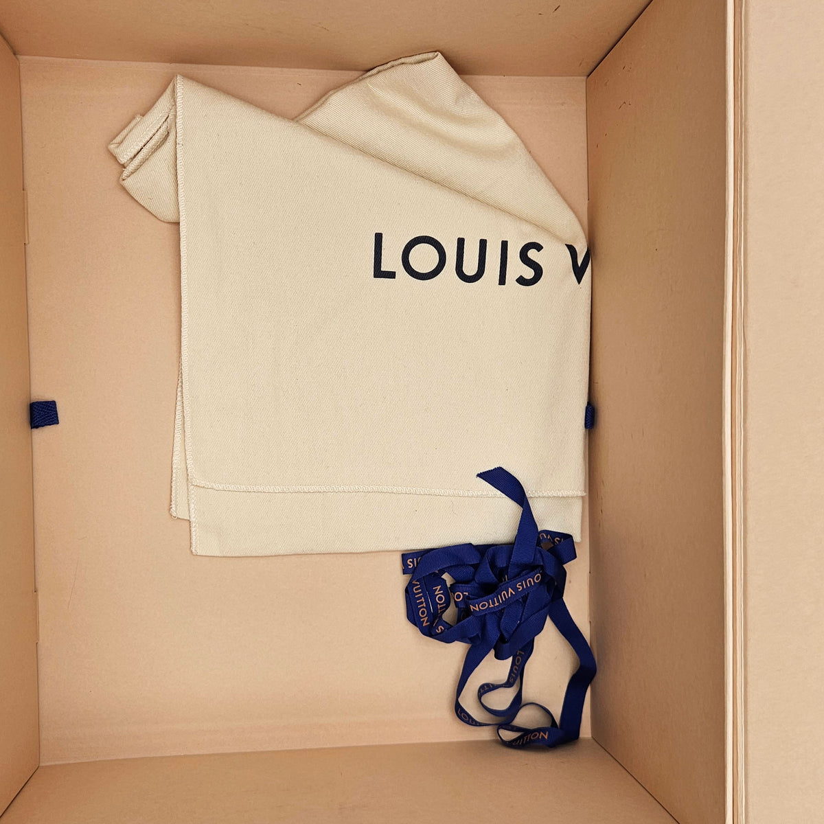 Louis Vuitton Muria Mahina Cuir Perforé Galet