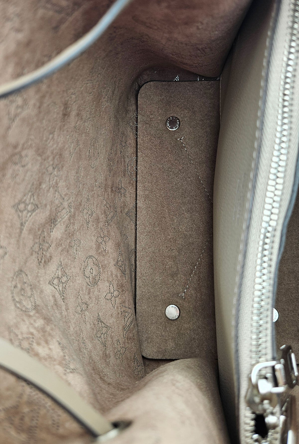 Louis Vuitton Muria Mahina Cuir Perforé Galet