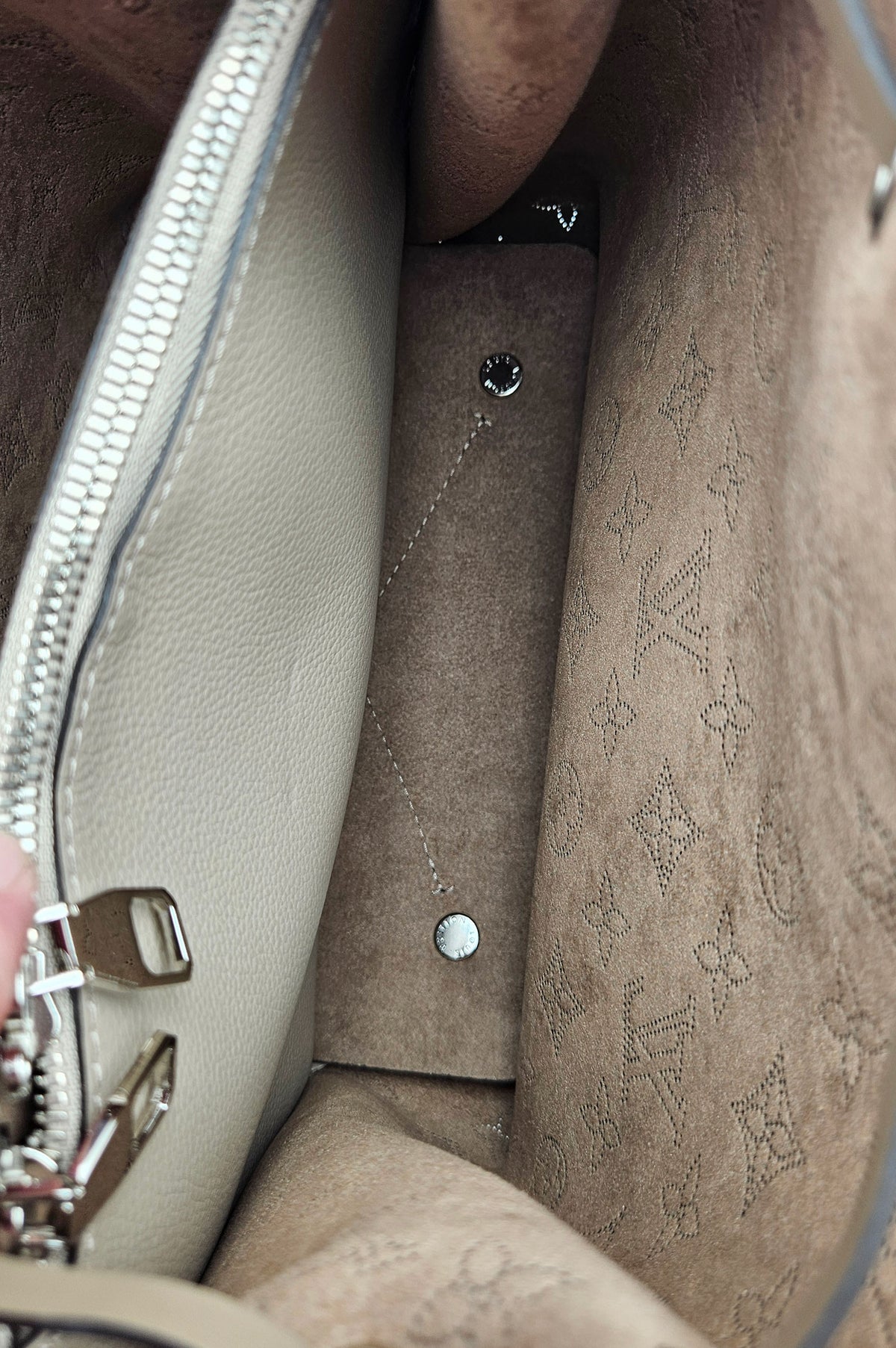 Louis Vuitton Muria Mahina Cuir Perforé Galet