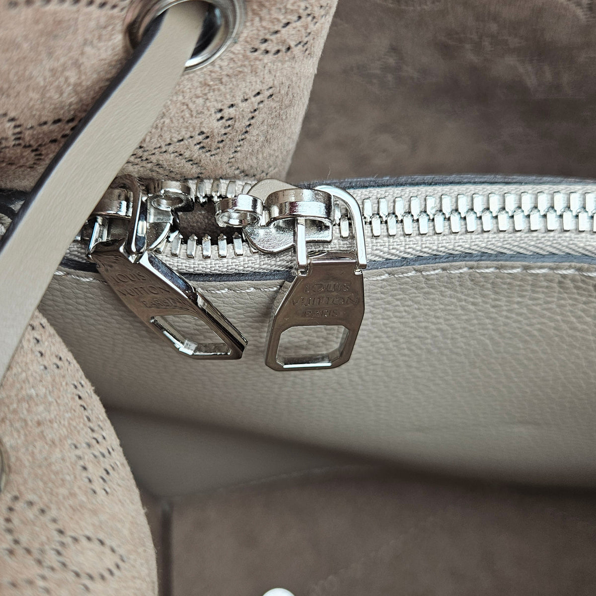 Louis Vuitton Muria Mahina Cuir Perforé Galet