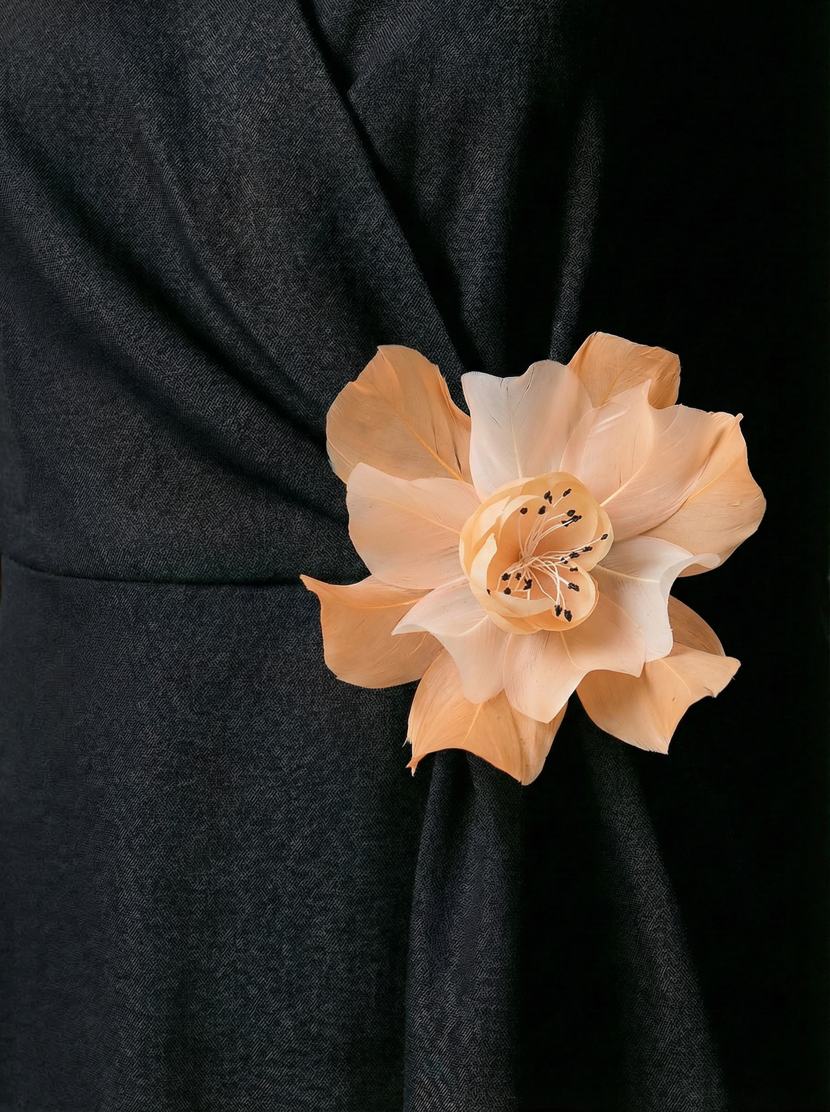 Broche Éclosion en Soie et Plumes