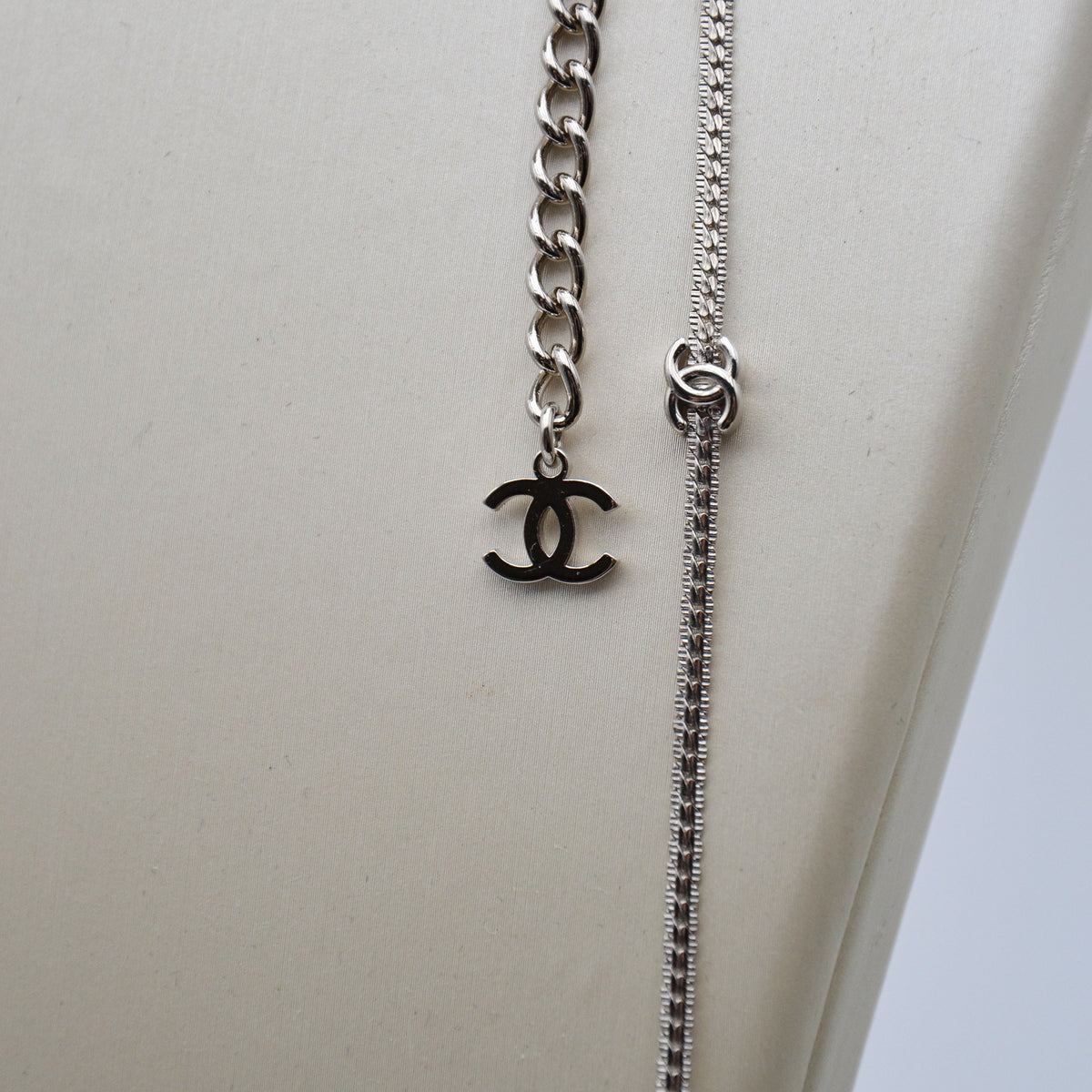 Chanel Sautoir Chaîne Fine CC Argentée 2024