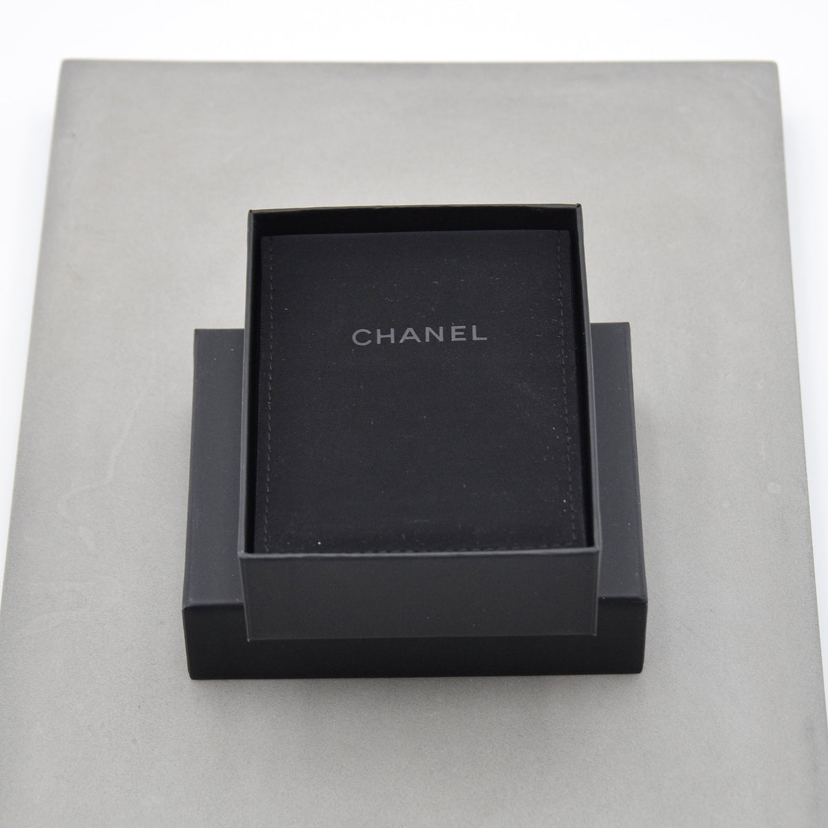 Chanel Boucles d'Oreilles CC Argentées Chaînes Pendantes